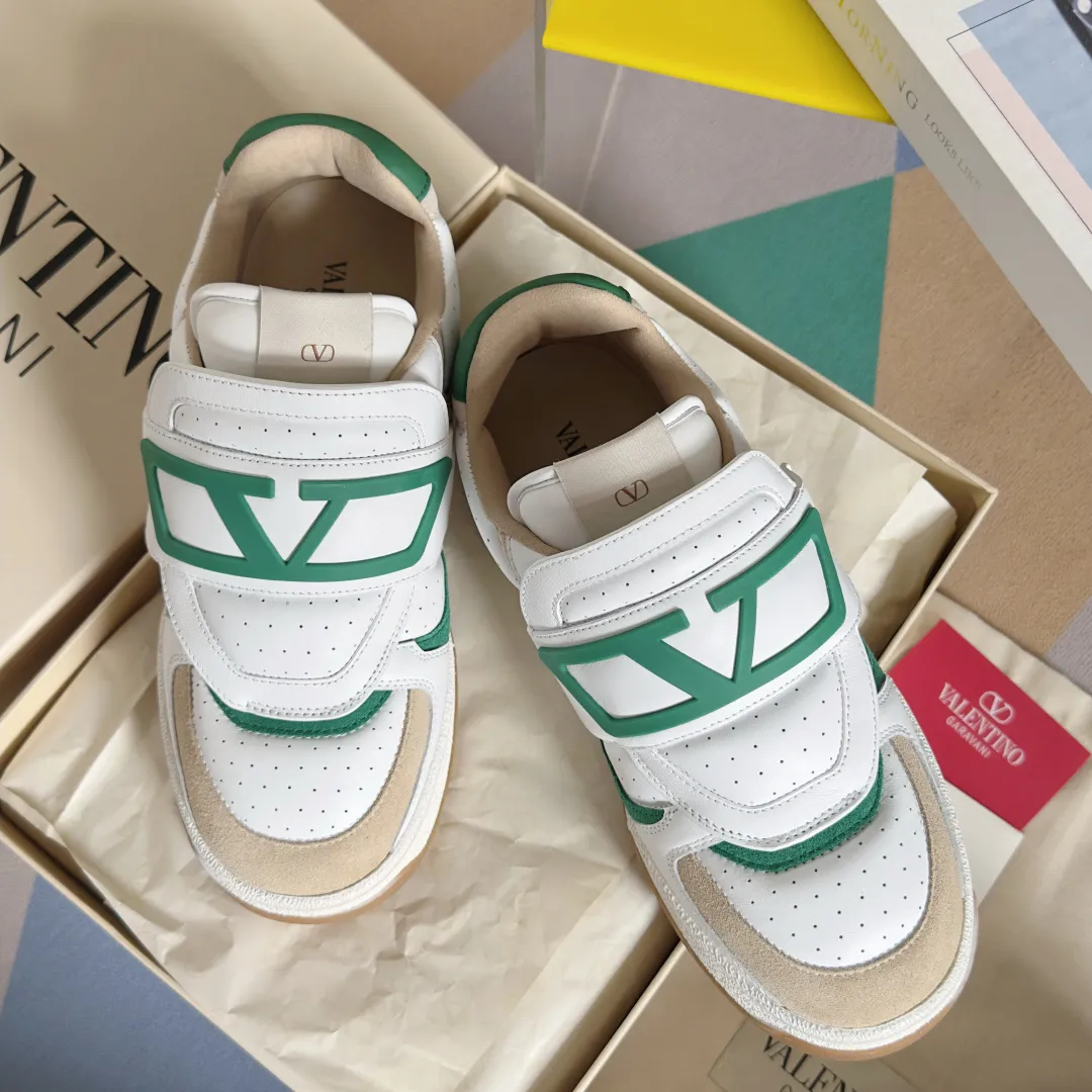 [Valentino] P: 880💰 Couple model, size: ▪️Size: Women's model 35-40 / Men's model 39-44 (45 customized) Valentino Valentino Couple model Joie de Jouer series Velcro Thick sole Bread shoes Couple model Casual sports shoes White shoes Original purchase and development Production Joie de Jouer series The style is simple but not out of style. The pure white base is paired with fresh green and soft beige, and the unique Velcro design highlights your personality. Every detail tells the fashion and quality. Wear it, take a confident step, and start the fashion journey. Exquisite packaging at the delivery counter🛍📦 ▪️Fabrics: Original custom imported first-layer cowhide ▪️Inner lining: Original custom-made soft sheepskin lining ▪️Outsole: Original open-molded anti-slip TPU material ▪️Sole thickness: 3.5CM